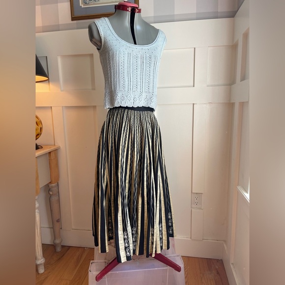 Black and Gold Pleated Skirt Size 4 - Picture 1 of 7
